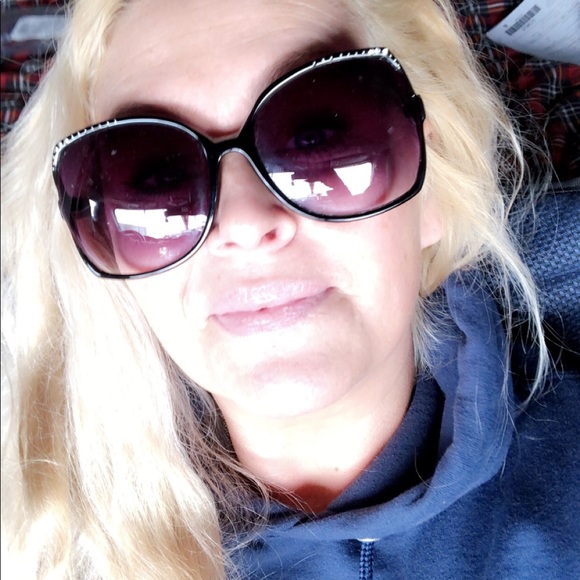 Meet your Posher, Bobbi - PLEASE READ MY BIO. ❣️ - Picture 3 of 4